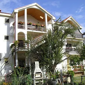 Apartament Oasis, Nin